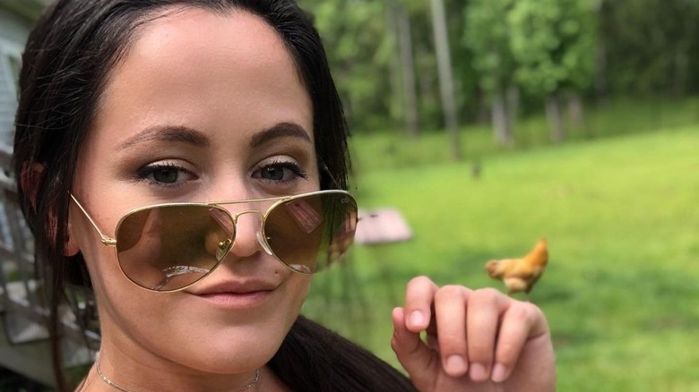 Jenelle Evans avec des lunettes de soleil, poulet