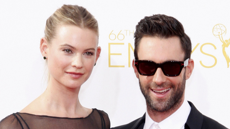 Adam Levine et Behati Prinsloo posent 