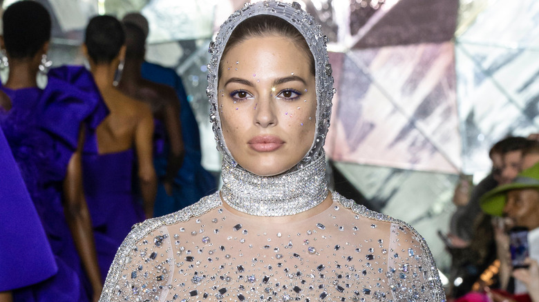 Ashley Graham défile sur le podium en robe et coiffe scintillantes