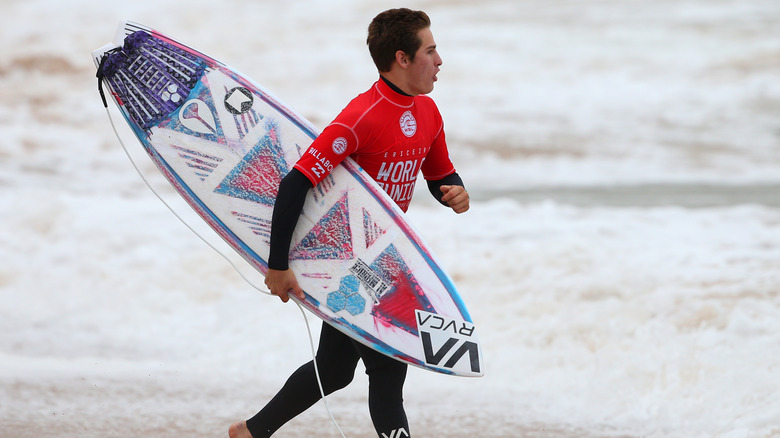 Kalani David d'Hawaii avant le début de la chaleur 6 de la ronde 2 de l'Ericeira Championnats du Monde Junior 2016