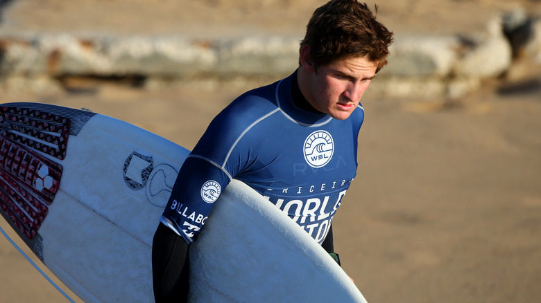 Kalani David d'Hawaï avant le début de la chaleur 7 de la ronde 4 des Championnats du monde juniors masculins d'Ericeira