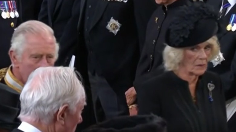 Camilla Parker Bowles regarde de côté aux funérailles de la reine Elizabeth