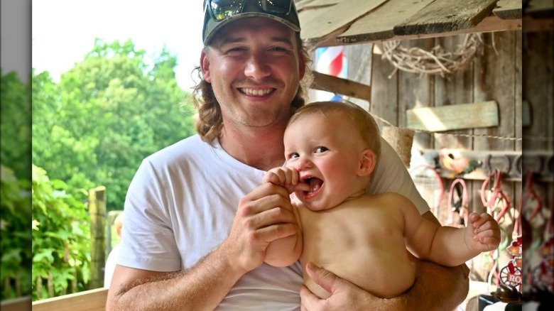 Morgan Wallen posant avec son fils