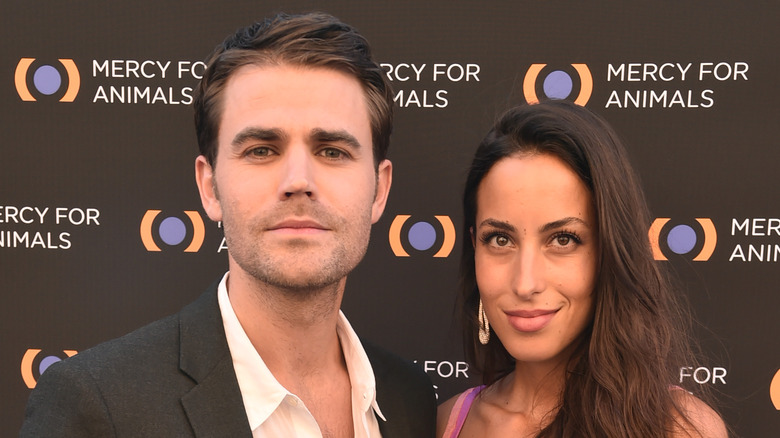 Paul Wesley et Ines de Ramon sur le tapis rouge