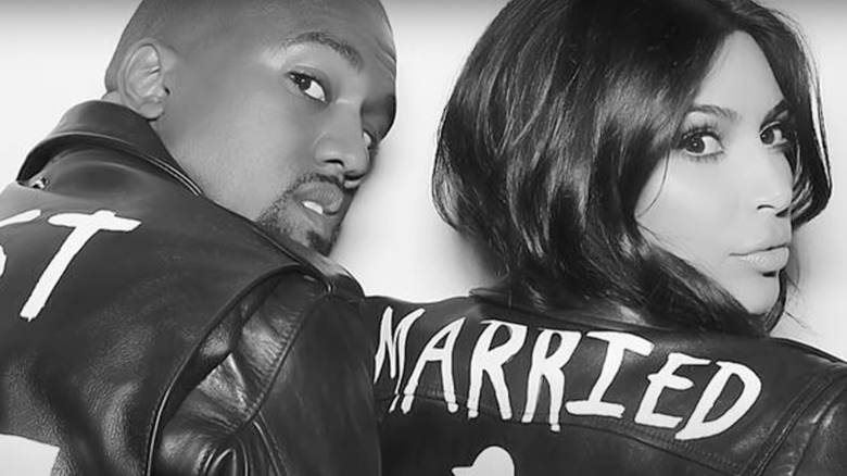 Kim Kardashian et Kanye West portant des vestes "Just Married"