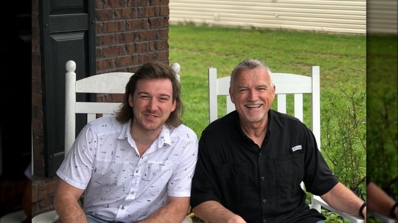 Morgan Wallen et son père posant pour une photo