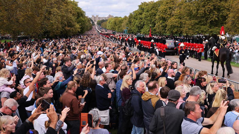 Les foules se rassemblent pour rendre hommage à la reine Elizabeth