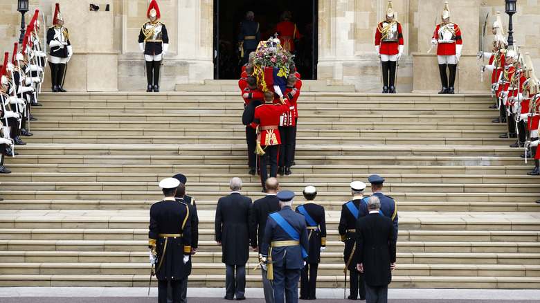 Le cercueil de la reine Elizabeth arrive à Windsor