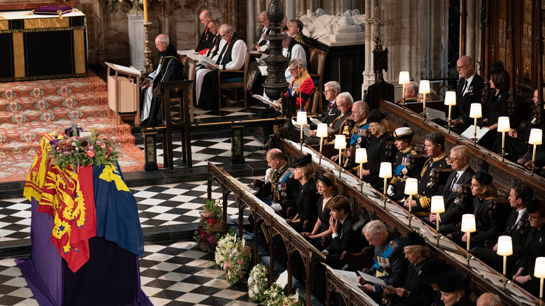 Le cercueil de la reine Elizabeth à la chapelle Saint-Georges