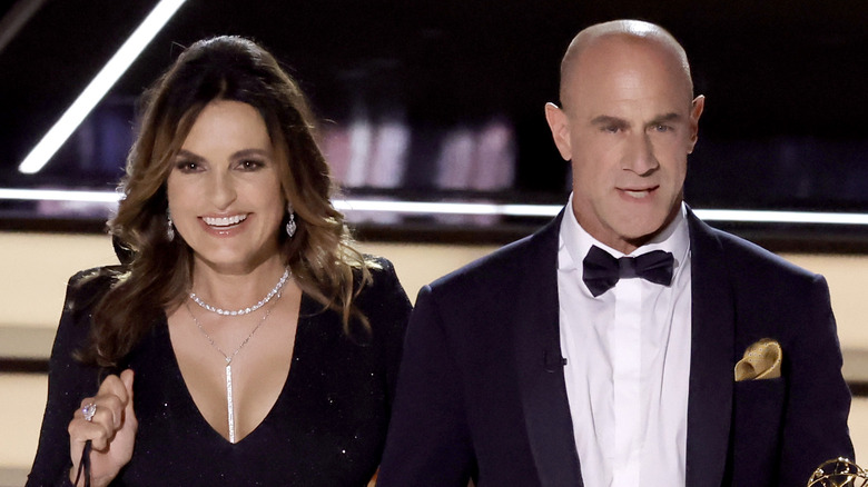 Mariska Hargitay et Chrisopher Meloni sourient 