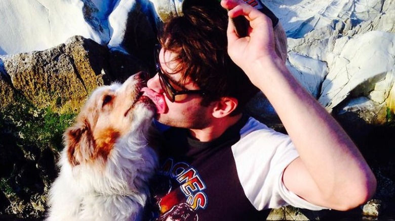 Zac Efron embrasse son chien