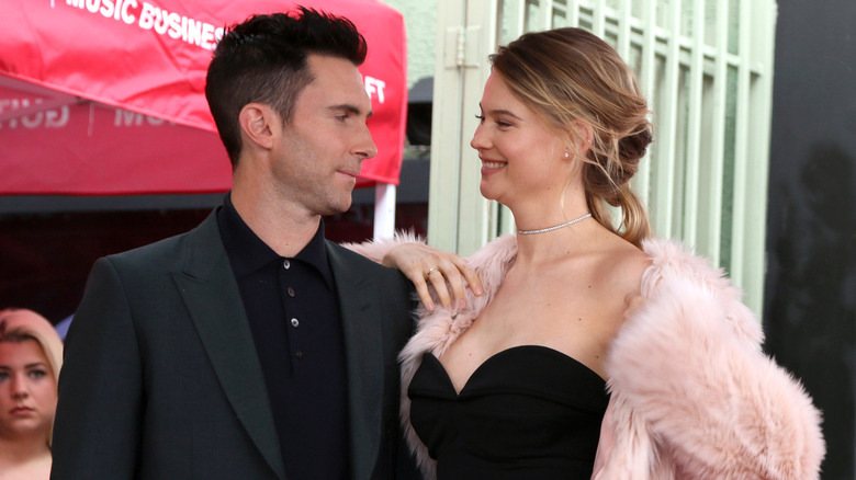 Adam Levine et Behati Prinsloo à la cérémonie des étoiles du Walk of Fame d'Adam Levine à Hollywood