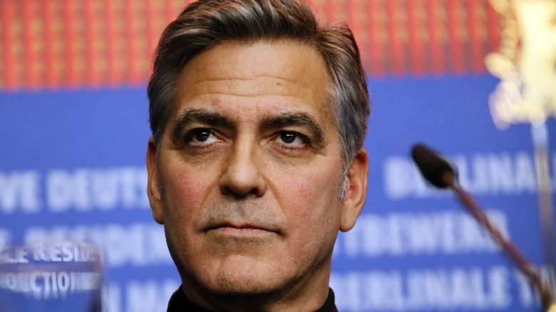George Clooney a l'air sérieux 