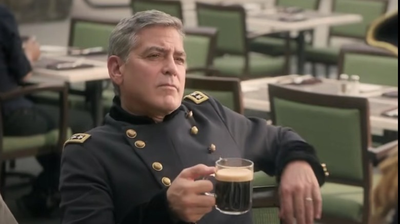George Clooney boit du café