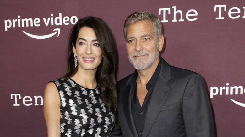 Amal Clooney George Clooney posant
