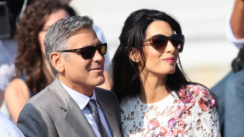 George Clooney et Amal Clooney portant des lunettes de soleil