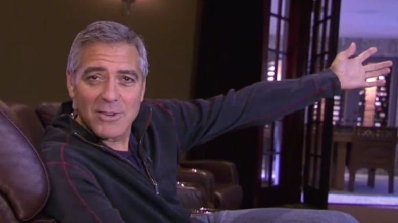 George Clooney tend son bras