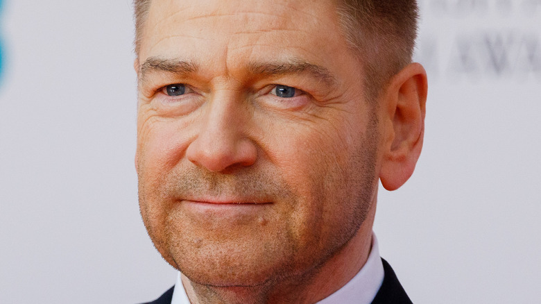 Kenneth Branagh souriant doucement