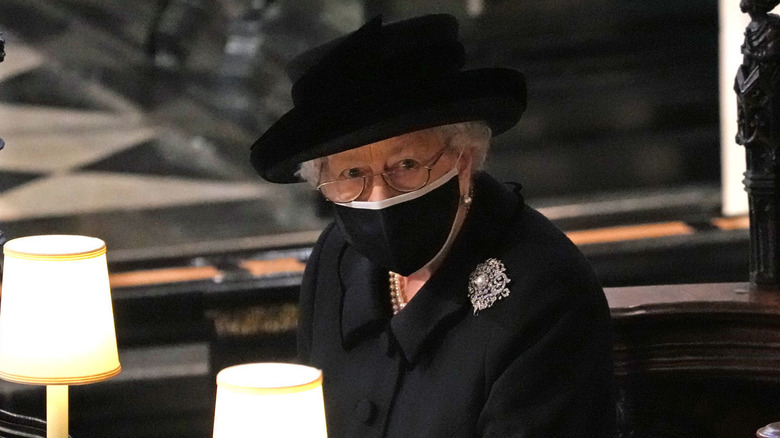 Masque noir de la reine Elizabeth II