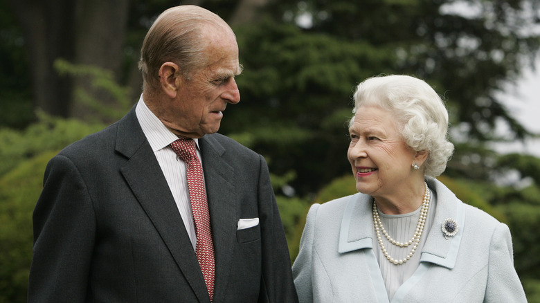 Le prince Philip et la reine Elizabeth II se sourient