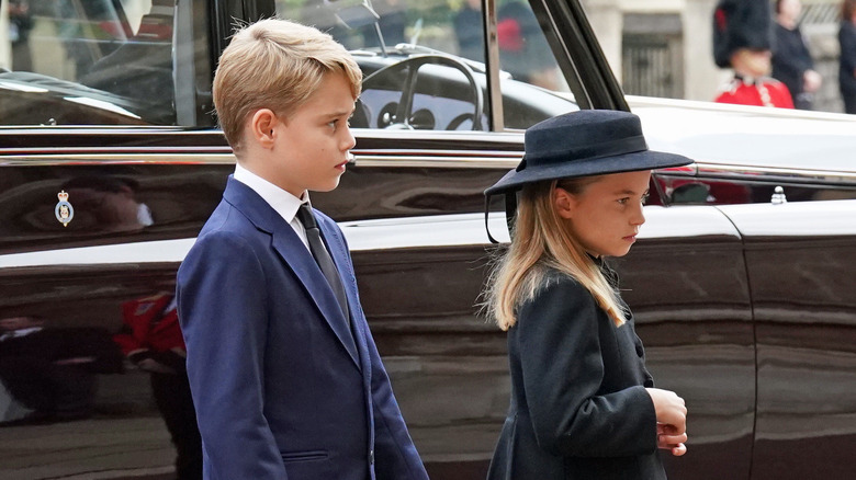 Le prince George et la princesse Charlotte debout