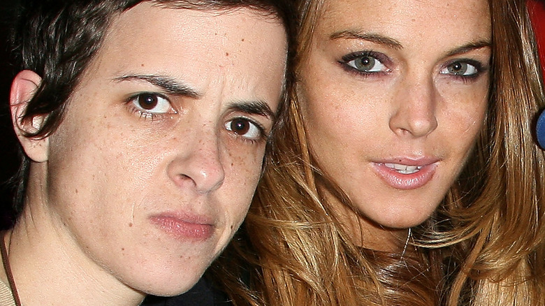 Samantha Ronson et Lindsay Lohan regardant la caméra