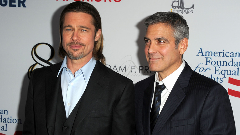 Brad Pitt et George Clooney souriants