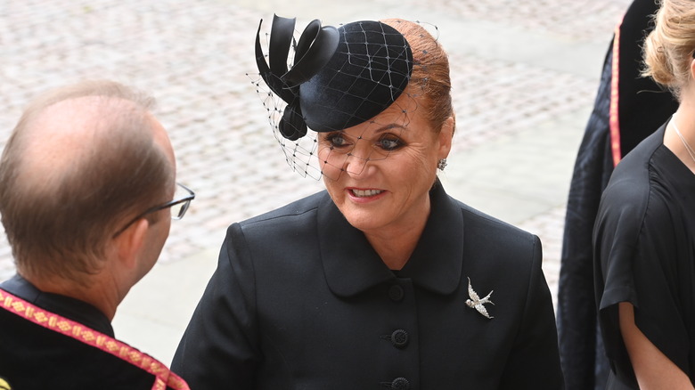 Sarah Ferguson porte une broche hirondelle