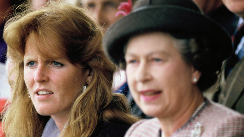 Sarah Ferguson fronçant les sourcils à côté de la reine Elizabeth