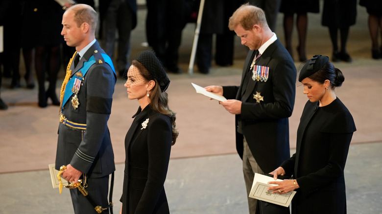 Prince William, Kate, Prince Harry, Meghan debout