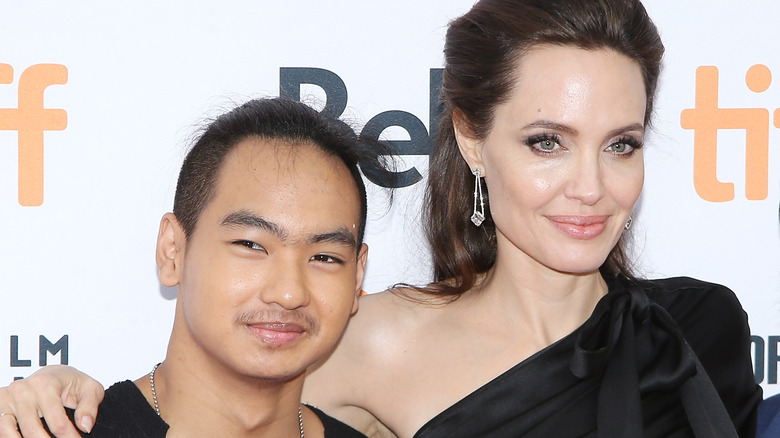 Maddox Jolie-Pitt et Angelina Jolie sourient