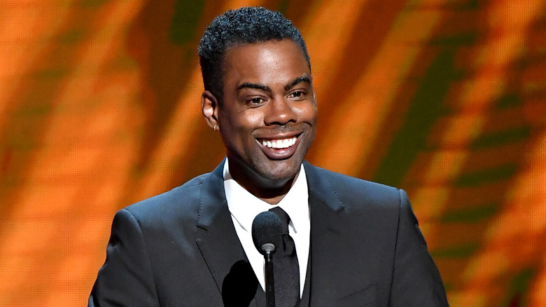 Chris Rock souriant sur scène