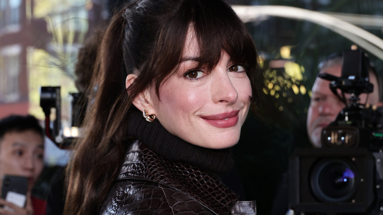 Anne Hathaway souriante