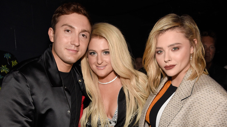 Daryl Sabara, Meghan Trainor et Chloë Grace Moretz posent lors d'un événement