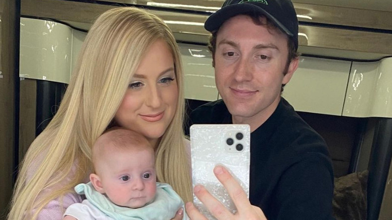 Meghan Trainor, Daryl Sabara et leur fils Riley posent