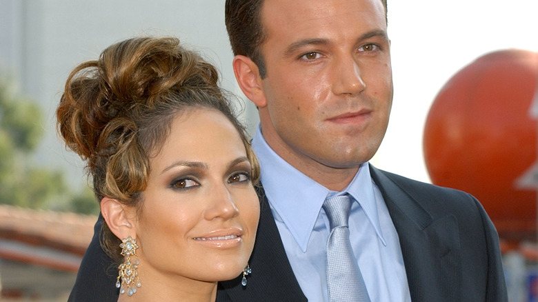 Jennifer Lopez souriante avec Ben Affleck