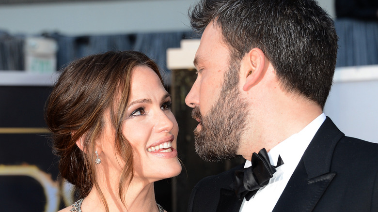 Ben Affleck regarde Jennifer Garner