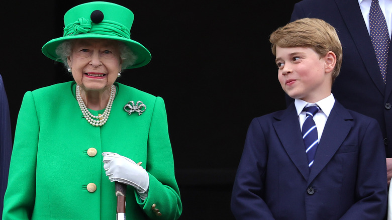 Prince George regardant la reine Elizabeth II