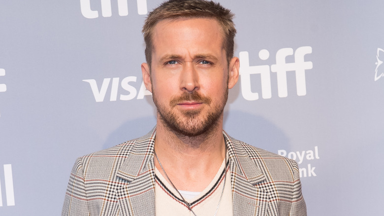 Ryan Gosling fronçant les sourcils