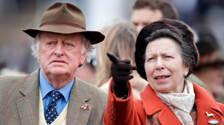 Andrew Parker Bowles et la princesse Anne pointant du doigt