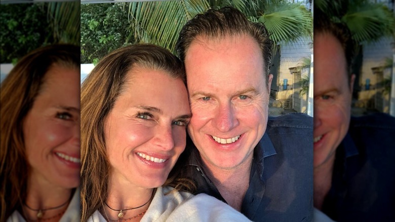 Brooke Shields, Chris Henchy souriant à l'extérieur