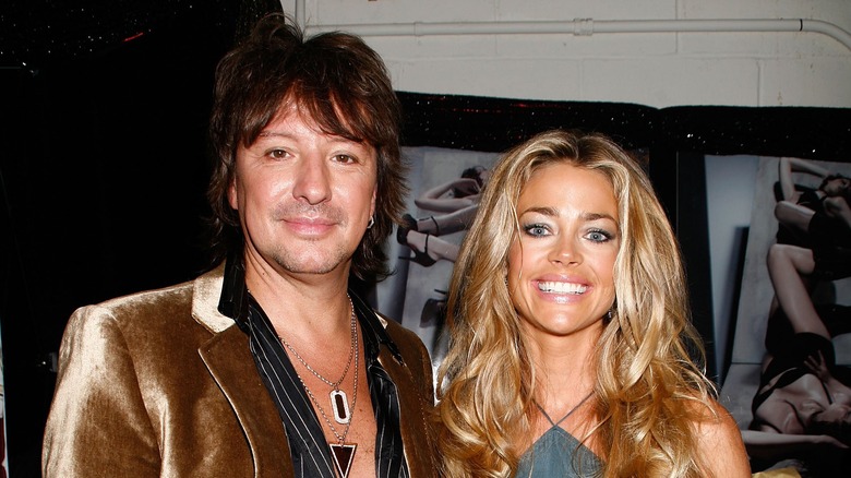 Richie Sambora et Denise Richards posant ensemble