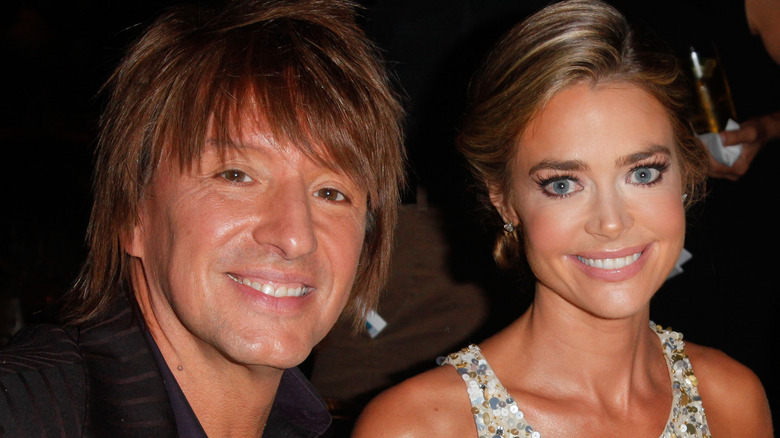 Richie Sambora posant avec Denise Richards