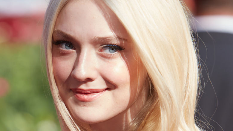 Dakota Fanning souriant