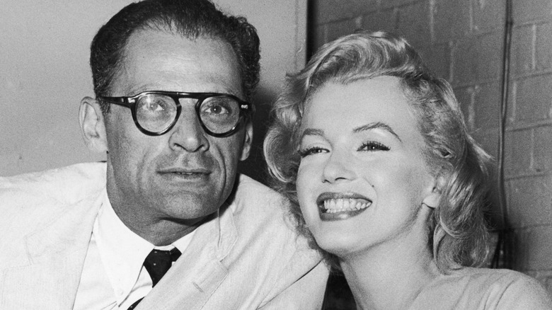 Marilyn Monroe souriante avec Arthur Miller