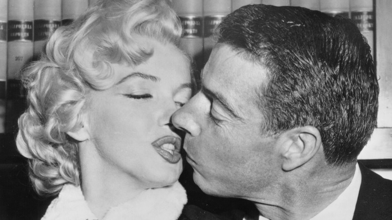 Marilyn Monroe embrassant Joe DiMaggio