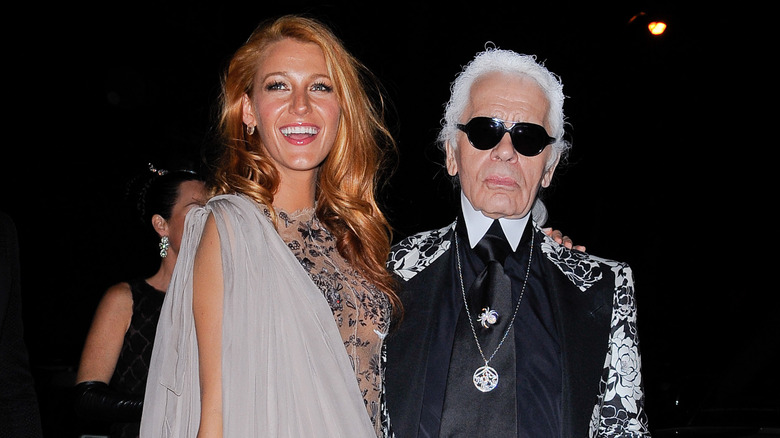 Blake Lively pose avec Karl Lagerfeld