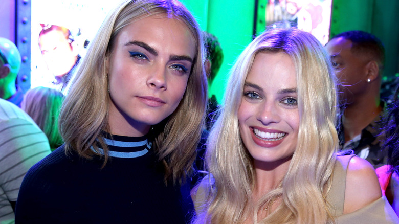 cara delevigne margot robbie souriante