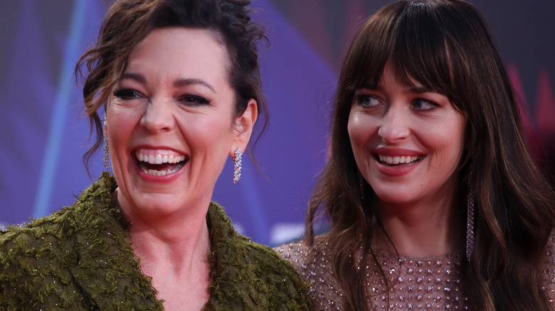 Olivia Colman et Dakota Johnson rient 