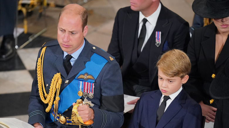 Le prince William assis à côté du prince George